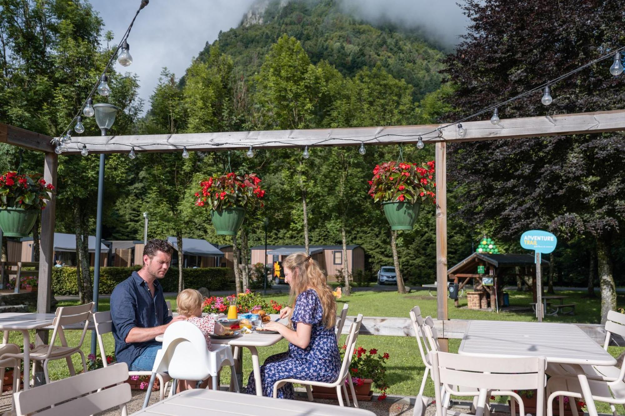 Camping Rcn Belledonne Le Bourg-dʼOisans Екстериор снимка